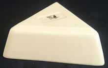 Lade das Bild in den Galerie-Viewer, DESSERTSCHALE "Villa Loca" - Keramik / Steingut, Zweifärbiges Dreieckige Form Design Dekor