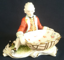 Lade das Bild in den Galerie-Viewer, SAMMELFIGUR "Mann / Buttler / Kavalier mit großer Schale" - Porzellan, Barock Motiv Form Dekor