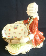 Lade das Bild in den Galerie-Viewer, SAMMELFIGUR "Mann / Buttler / Kavalier mit großer Schale" - Porzellan, Barock Motiv Form Dekor