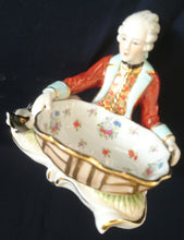 Lade das Bild in den Galerie-Viewer, SAMMELFIGUR "Mann / Buttler / Kavalier mit großer Schale" - Porzellan, Barock Motiv Form Dekor