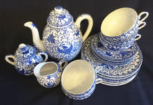 Lade das Bild in den Galerie-Viewer, 2er Set UNTERTASSEN - Porzellan, Abstraktes Girlanden Vogel Blumenblüten Motiv Dekor