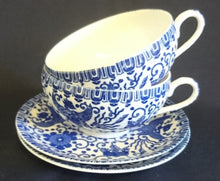 Lade das Bild in den Galerie-Viewer, UNTERTASSE - Porzellan, Abstraktes Girlanden Vogel Blumenblüten Motiv Dekor