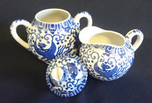 Lade das Bild in den Galerie-Viewer, 3er Set MILCHKÄNNCHEN & ZUCKERDOSE MIT DECKEL - Porzellan, Abstraktes Girlanden Vogel Blumenblüten Motiv Dekor