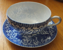 Lade das Bild in den Galerie-Viewer, UNTERTASSE - Porzellan, Abstraktes Girlanden Vogel Blumenblüten Motiv Dekor