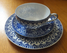 Lade das Bild in den Galerie-Viewer, 2er Set UNTERTASSEN - Porzellan, Abstraktes Girlanden Vogel Blumenblüten Motiv Dekor