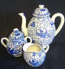 Lade das Bild in den Galerie-Viewer, TEEKANNE MIT DECKEL - Porzellan, Abstraktes Girlanden Vogel Blumenblüten Motiv Dekor