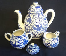 Lade das Bild in den Galerie-Viewer, 3er Set MILCHKÄNNCHEN & ZUCKERDOSE MIT DECKEL - Porzellan, Abstraktes Girlanden Vogel Blumenblüten Motiv Dekor