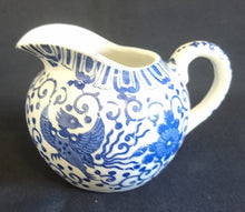 Lade das Bild in den Galerie-Viewer, 5er Set TEEKANNE MIT DECKEL + MILCHKÄNNCHEN + ZUCKERDOSE MIT DECKEL - Porzellan, Abstraktes Girlanden Vogel Blumenblüten Motiv Dekor