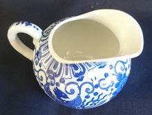 Lade das Bild in den Galerie-Viewer, 3er Set MILCHKÄNNCHEN & ZUCKERDOSE MIT DECKEL - Porzellan, Abstraktes Girlanden Vogel Blumenblüten Motiv Dekor