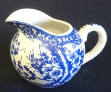 Lade das Bild in den Galerie-Viewer, 5er Set TEEKANNE MIT DECKEL + MILCHKÄNNCHEN + ZUCKERDOSE MIT DECKEL - Porzellan, Abstraktes Girlanden Vogel Blumenblüten Motiv Dekor