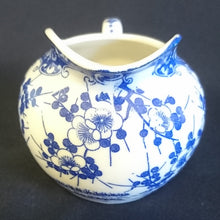 Lade das Bild in den Galerie-Viewer, 5er Set TEEKANNE MIT DECKEL + MILCHKÄNNCHEN + ZUCKERDOSE MIT DECKEL - Porzellan, Abstraktes Girlanden Vogel Blumenblüten Motiv Dekor