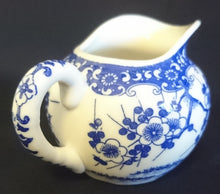 Lade das Bild in den Galerie-Viewer, 5er Set TEEKANNE MIT DECKEL + MILCHKÄNNCHEN + ZUCKERDOSE MIT DECKEL - Porzellan, Abstraktes Girlanden Vogel Blumenblüten Motiv Dekor