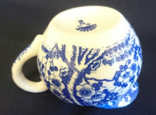 Lade das Bild in den Galerie-Viewer, 5er Set TEEKANNE MIT DECKEL + MILCHKÄNNCHEN + ZUCKERDOSE MIT DECKEL - Porzellan, Abstraktes Girlanden Vogel Blumenblüten Motiv Dekor