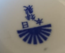 Lade das Bild in den Galerie-Viewer, 5er Set TEEKANNE MIT DECKEL + MILCHKÄNNCHEN + ZUCKERDOSE MIT DECKEL - Porzellan, Abstraktes Girlanden Vogel Blumenblüten Motiv Dekor