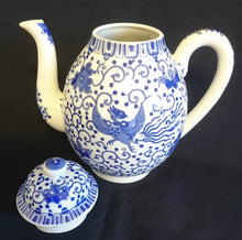 Lade das Bild in den Galerie-Viewer, TEEKANNE MIT DECKEL - Porzellan, Abstraktes Girlanden Vogel Blumenblüten Motiv Dekor