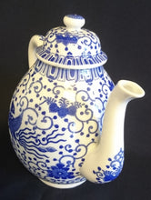 Lade das Bild in den Galerie-Viewer, TEEKANNE MIT DECKEL - Porzellan, Abstraktes Girlanden Vogel Blumenblüten Motiv Dekor