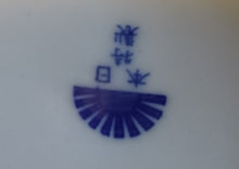 Lade das Bild in den Galerie-Viewer, 5er Set TEEKANNE MIT DECKEL + MILCHKÄNNCHEN + ZUCKERDOSE MIT DECKEL - Porzellan, Abstraktes Girlanden Vogel Blumenblüten Motiv Dekor