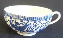 Lade das Bild in den Galerie-Viewer, TEETASSE - Porzellan, Abstraktes Girlanden Vogel Blumenblüten Motiv Dekor