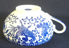 Lade das Bild in den Galerie-Viewer, TEETASSE - Porzellan, Abstraktes Girlanden Vogel Blumenblüten Motiv Dekor