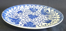 Lade das Bild in den Galerie-Viewer, UNTERTASSE - Porzellan, Abstraktes Girlanden Vogel Blumenblüten Motiv Dekor