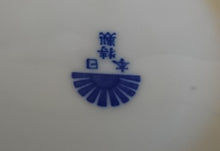 Lade das Bild in den Galerie-Viewer, UNTERTASSE - Porzellan, Abstraktes Girlanden Vogel Blumenblüten Motiv Dekor