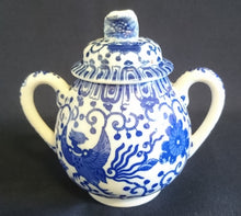 Lade das Bild in den Galerie-Viewer, 3er Set MILCHKÄNNCHEN & ZUCKERDOSE MIT DECKEL - Porzellan, Abstraktes Girlanden Vogel Blumenblüten Motiv Dekor