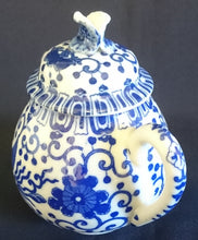 Lade das Bild in den Galerie-Viewer, 3er Set MILCHKÄNNCHEN & ZUCKERDOSE MIT DECKEL - Porzellan, Abstraktes Girlanden Vogel Blumenblüten Motiv Dekor