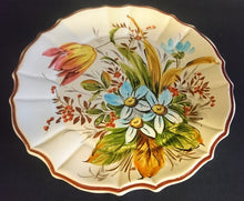 Lade das Bild in den Galerie-Viewer, WAND SAMMELTELLER - Keramik / Steingut, Blaugelbe Blumenwiese Brauner Dekorrand