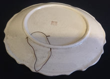 Lade das Bild in den Galerie-Viewer, WAND SAMMELTELLER - Keramik / Steingut, Blaugelbe Blumenwiese Brauner Dekorrand