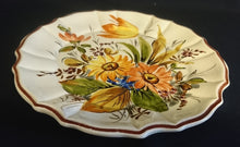 Lade das Bild in den Galerie-Viewer, WAND SAMMELTELLER - Keramik / Steingut, Gelborangene Blumenwiese Brauner Dekorrand