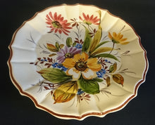 Lade das Bild in den Galerie-Viewer, WAND SAMMELTELLER - Keramik / Steingut, Rotgelbe Blumenwiese Brauner Dekorrand