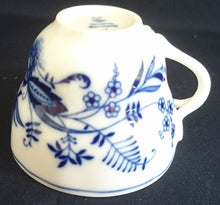 Lade das Bild in den Galerie-Viewer, KAFFEETASSE - Porzellan, Zwiebelmuster Motiv Relief Dekor