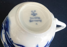 Lade das Bild in den Galerie-Viewer, 2er KAFFEEGEDECK - Porzellan, Zwiebelmuster Motiv Relief Dekor