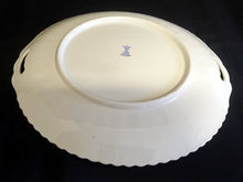 Lade das Bild in den Galerie-Viewer, TORTEN- / BEILAGENPLATTE - Porzellan, Runde Form mit Griffen, China Blau Goldrand Relief Dekor