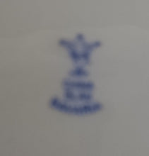 Lade das Bild in den Galerie-Viewer, TORTEN- / BEILAGENPLATTE - Porzellan, Runde Form mit Griffen, China Blau Goldrand Relief Dekor