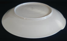 Lade das Bild in den Galerie-Viewer, SERVIER- BEILAGENTELLER - Porzellan, Goldrand Griff Linien Striche Punkte Relief Motiv Dekor