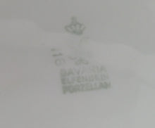 Lade das Bild in den Galerie-Viewer, 2er Set SERVIER- BEILAGENTELLER - Porzellan, Goldrand Griff Linien Striche Punkte Relief Motiv Dekor