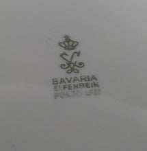 Lade das Bild in den Galerie-Viewer, DESSERTTELLER - Porzellan, Goldrand Linien Striche Punkte Relief Motiv Dekor