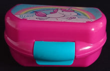 Lade das Bild in den Galerie-Viewer, BROTDOSEN -BOX MIT INNERER TRENNUNG - Kunststoff, Einhorn Regenbogen Wolken Motiv Dekor, Verschließ- & Aufklappbar