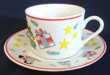 Lade das Bild in den Galerie-Viewer, 2er Set KAFFEETASSEN "Flirt" - Porzellan, Weihnachten Advent Christ Tannenbaum Geschenke Sterne Schaukelpferd Zweige Linien Motiv Dekor