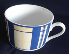Lade das Bild in den Galerie-Viewer, KAFFEETASSE "Flirt" "French Vanilla" - Porzellan, Symetrisches Geometrisches Linien Balken Striche Karo Motiv Dekor