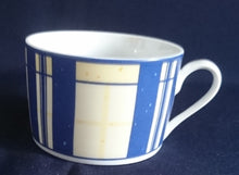 Lade das Bild in den Galerie-Viewer, KAFFEETASSE "Flirt" "French Vanilla" - Porzellan, Symetrisches Geometrisches Linien Balken Striche Karo Motiv Dekor