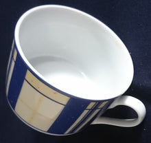 Lade das Bild in den Galerie-Viewer, KAFFEETASSE "Flirt" "French Vanilla" - Porzellan, Symetrisches Geometrisches Linien Balken Striche Karo Motiv Dekor