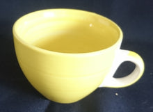 Lade das Bild in den Galerie-Viewer, KAFFEETASSE "Flirt" "Liso" - Porzellan, Streifen Einfärbiges Meliertes Dekor