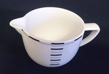 Lade das Bild in den Galerie-Viewer, MILCHKÄNNCHEN "Flirt" - Porzellan, Skyline Linien Streifen Dekor