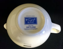 Lade das Bild in den Galerie-Viewer, MILCHKÄNNCHEN "Flirt" - Porzellan, Skyline Linien Streifen Dekor