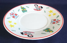 Lade das Bild in den Galerie-Viewer, UNTERTASSE "Flirt" - Porzellan, Weihnachten Advent Christ Tannenbaum Geschenke Sterne Schaukelpferd Zweige Linien Motiv Dekor