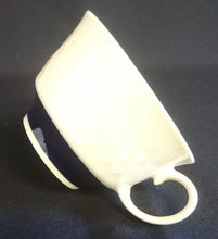 Lade das Bild in den Galerie-Viewer, KAFFEETASSE - Fine China Porzellan, Karo Relief Echt Kobalt Breite Linien Balken Motiv Dekor (BC)