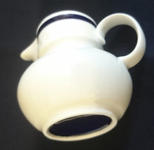 Lade das Bild in den Galerie-Viewer, 3er Set MILCHKÄNNCHEN & ZUCKERDOSE MIT DECKEL - Fine China Porzellan, Karo Relief Echt Kobalt Klassisch Zweifarbig Dekor