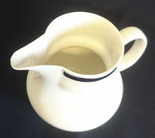 Lade das Bild in den Galerie-Viewer, 3er Set MILCHKÄNNCHEN & ZUCKERDOSE MIT DECKEL - Fine China Porzellan, Karo Relief Echt Kobalt Klassisch Zweifarbig Dekor